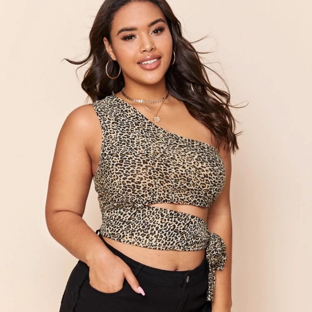 SHEIN Plus One Shoulder Tie Hem Leopard Crop Top